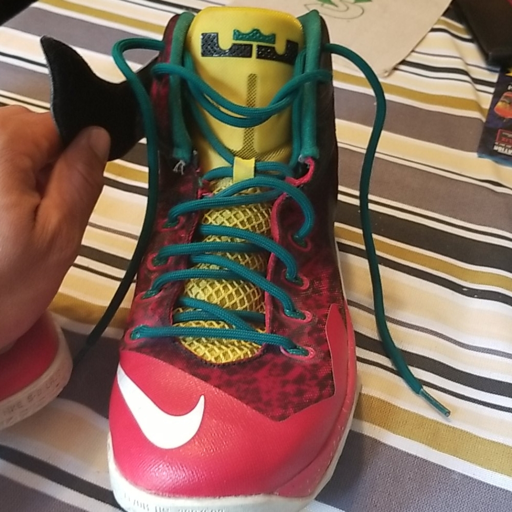 Nike Lebron Zoom Solider VIII PRM Christmas